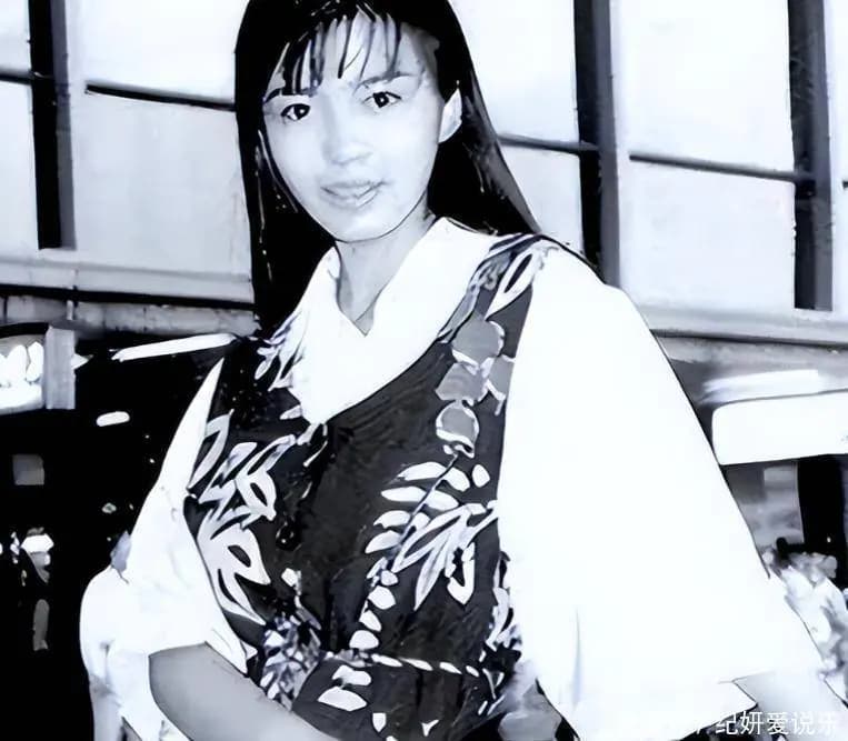 52岁朱迅身穿绿白扎染运动装配白裙跑步马拉松的活力近照