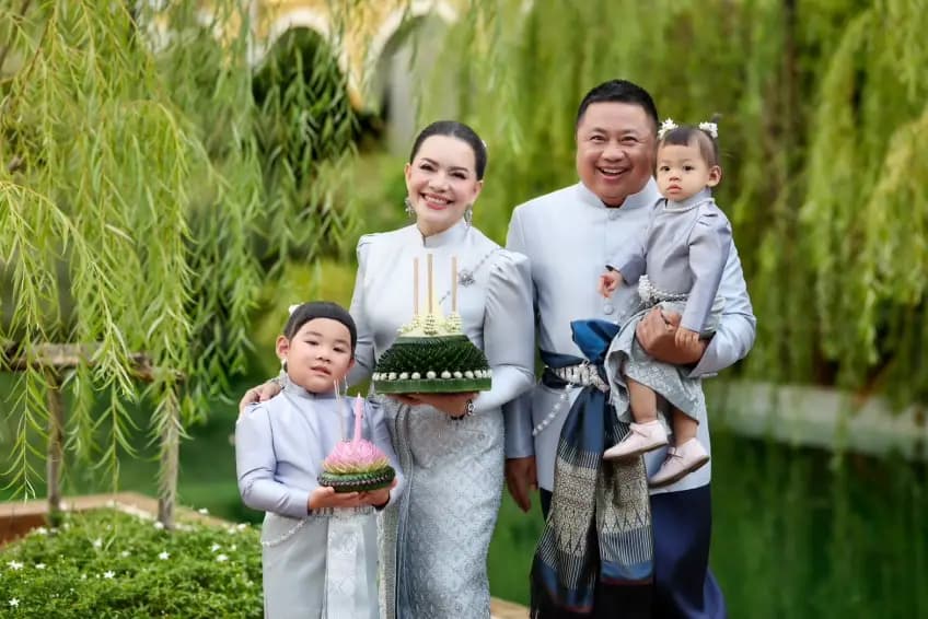 2568年(2025年)水灯节:"努哈姆"携家人身着甜美泰服 传承泰国传统习俗