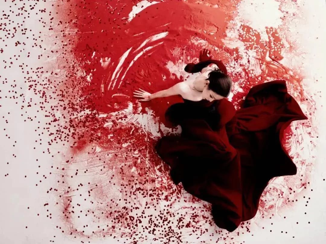 林允羽毛亮片拼接裙亮相红毯