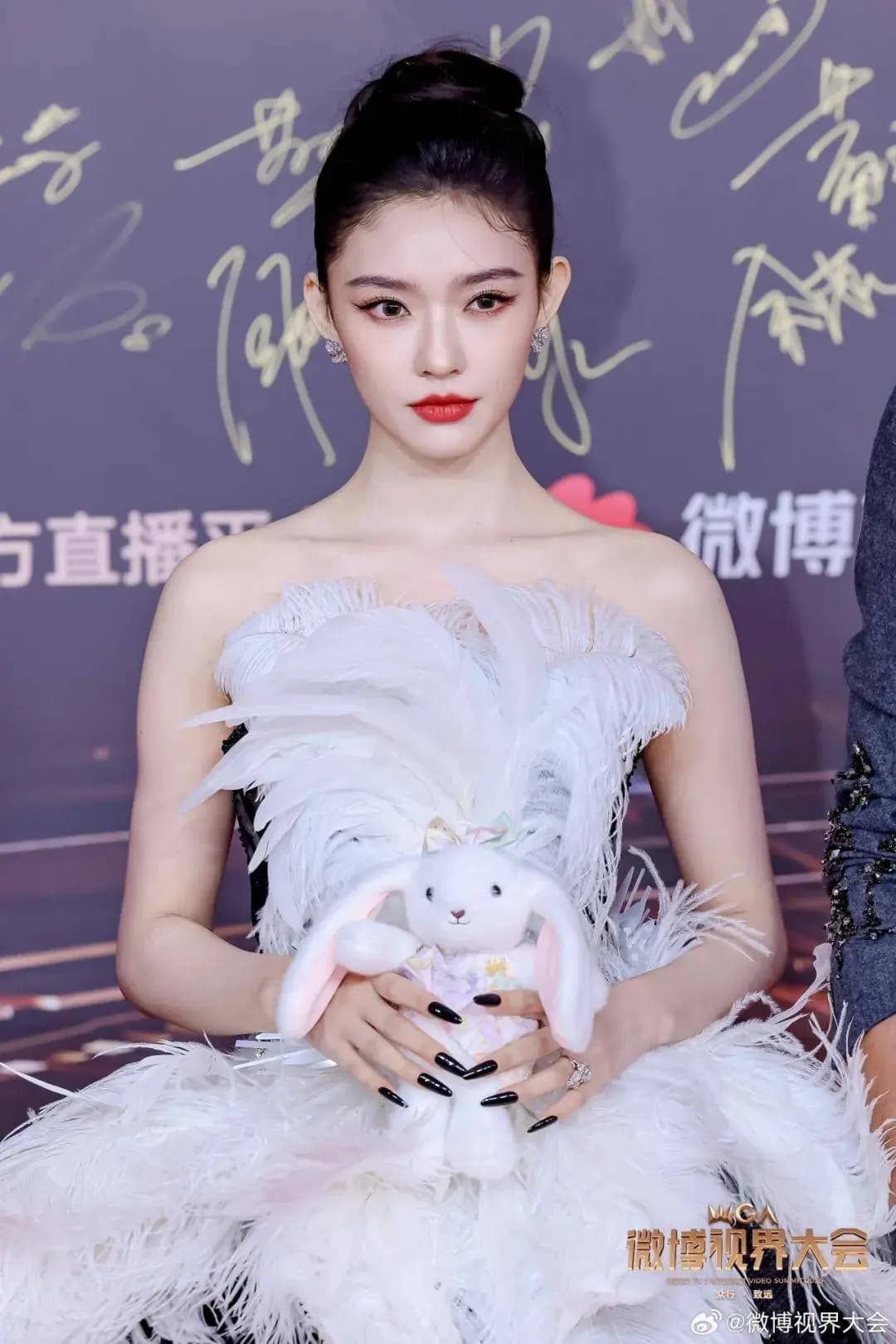 毛晓彤白月光造型生图