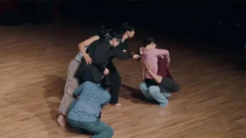 年轻导演在田园中即兴创作话剧的画面