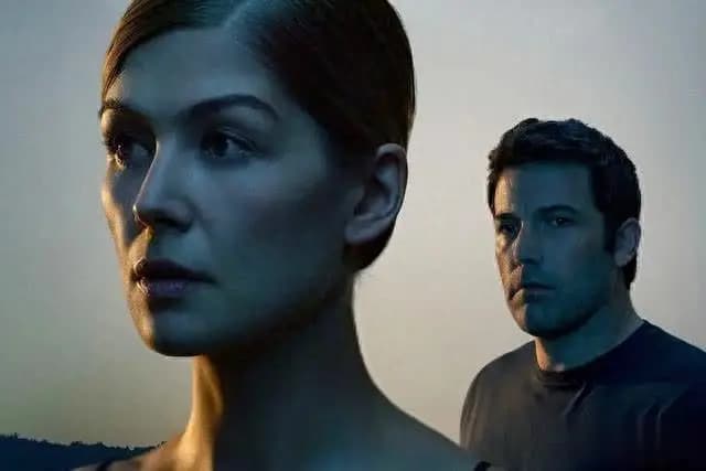 电影《消失的爱人》中尼克与艾米表面恩爱实则暗流涌动的夫妻合影