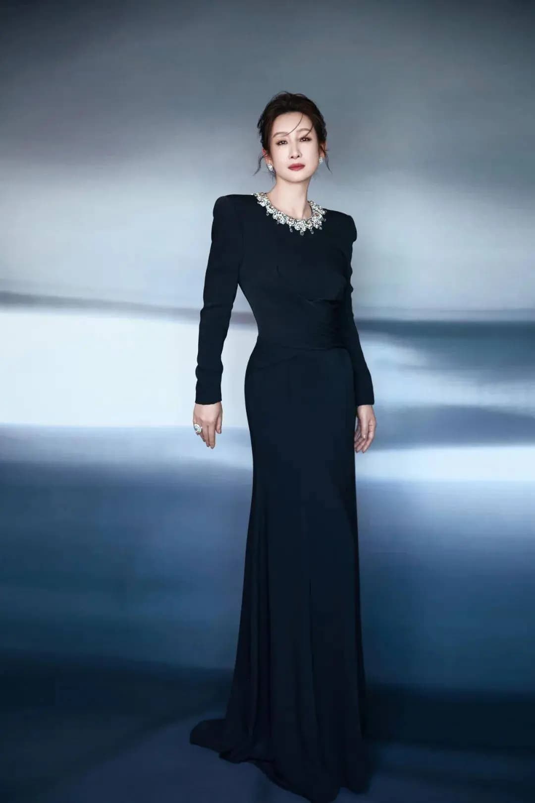 姚晨宝蓝色短款连衣裙大秀美腿