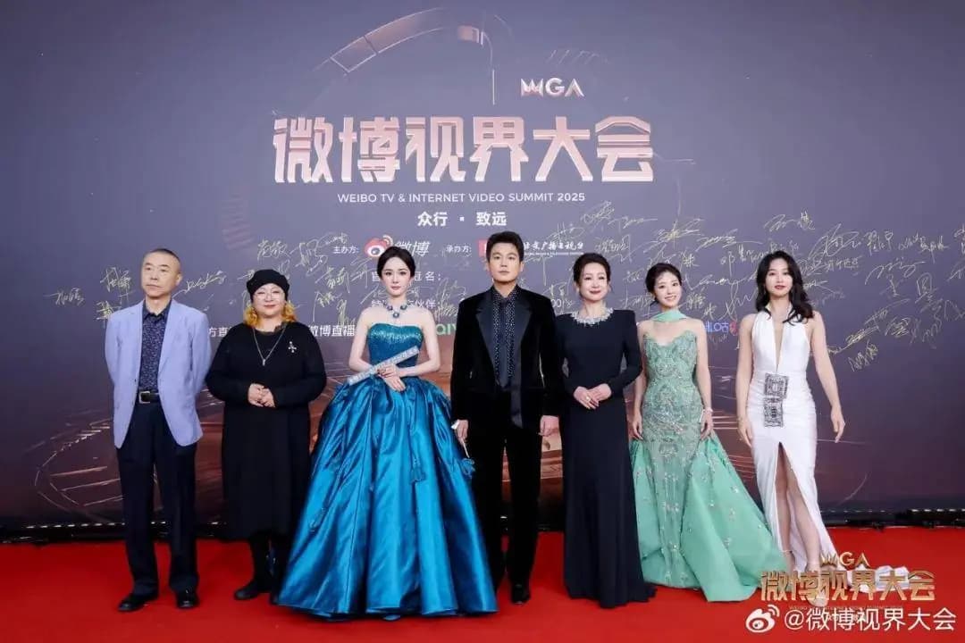 杨幂化身孔雀女王亮相红毯