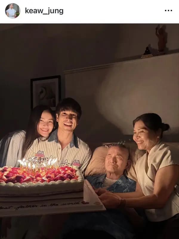 纳得奇一家四口在生日宴上的幸福大合照