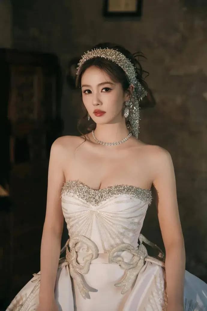 白鹿穿白色抹胸裙露出事业线!犹如美神魔鬼身材性感火辣