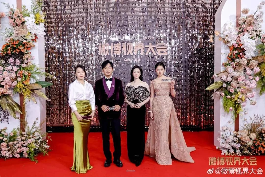 蒋欣礼服裙摆星光点缀细节