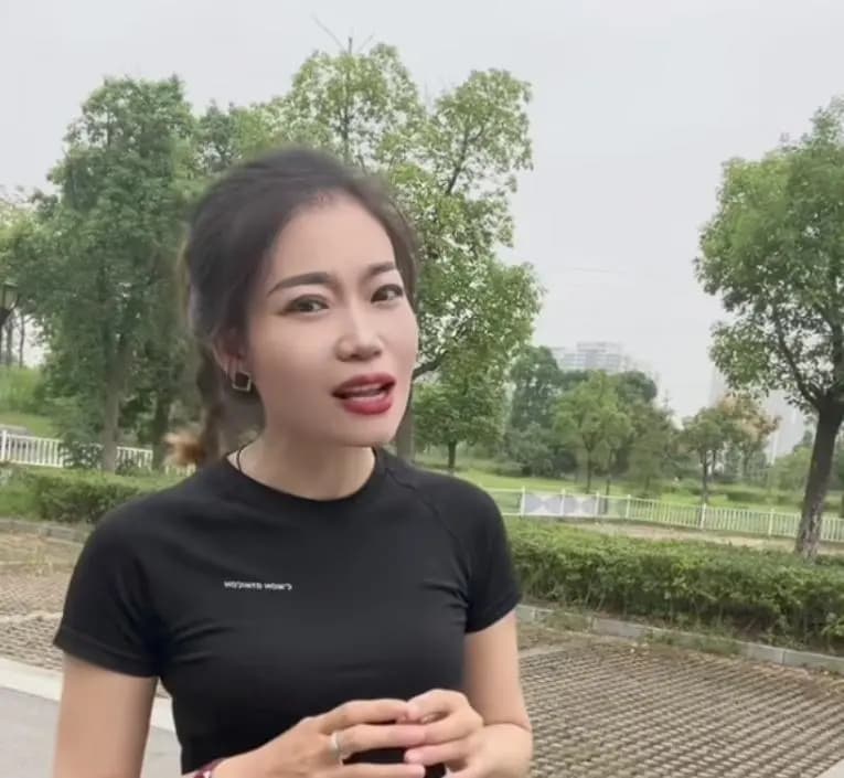 袁小小展示渔获笑容满面