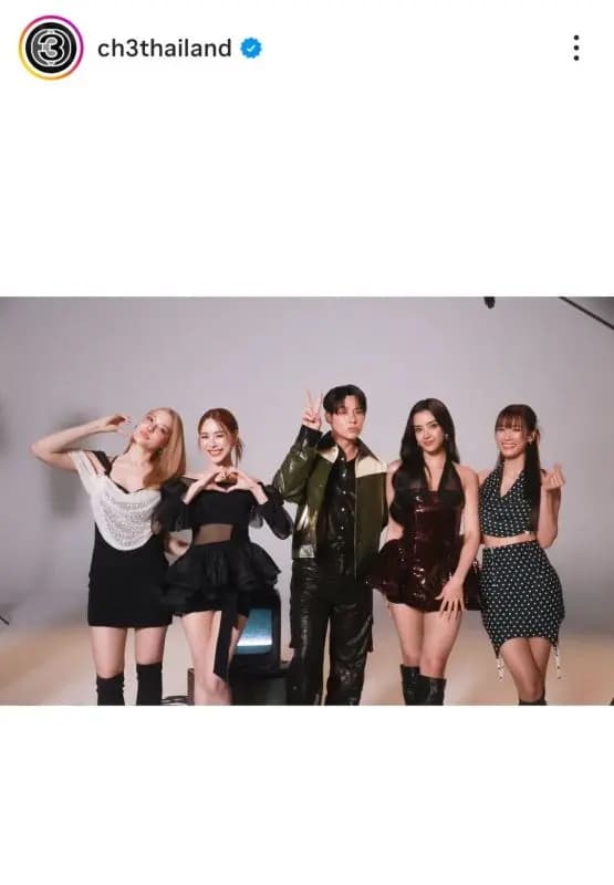 曝光Mark拍摄泰国3台日历幕后照片:与新生代女演员PeePee、Gina、Amanda、Pai同框