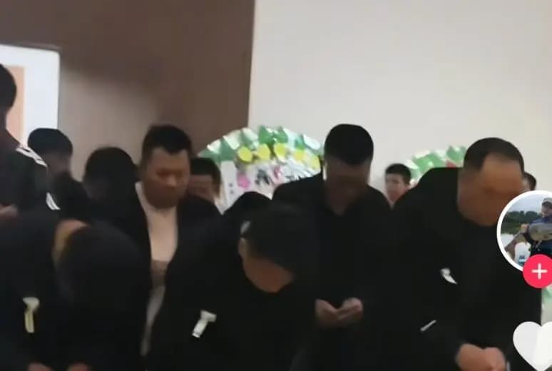 点燃蜡烛悼念逝者