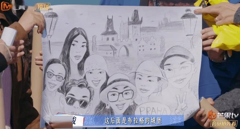 花少团成员看着画像感动不已