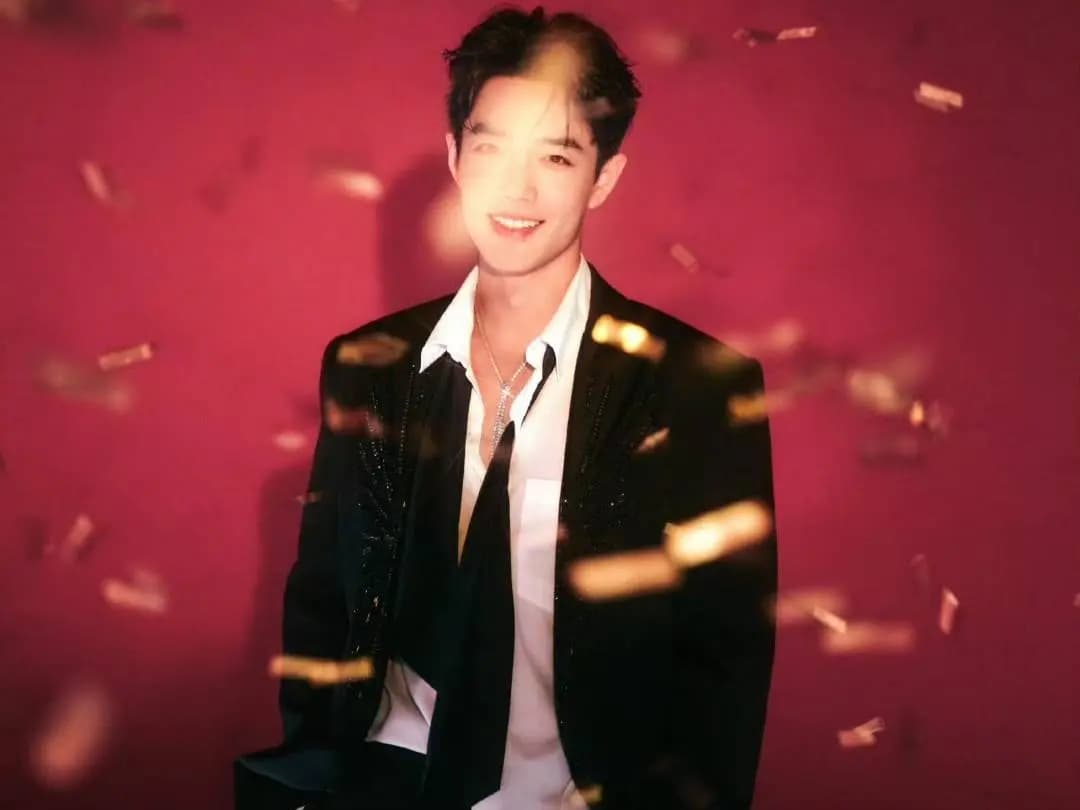 肖战近期影视作品剧照展现出的高颜值与专注眼神