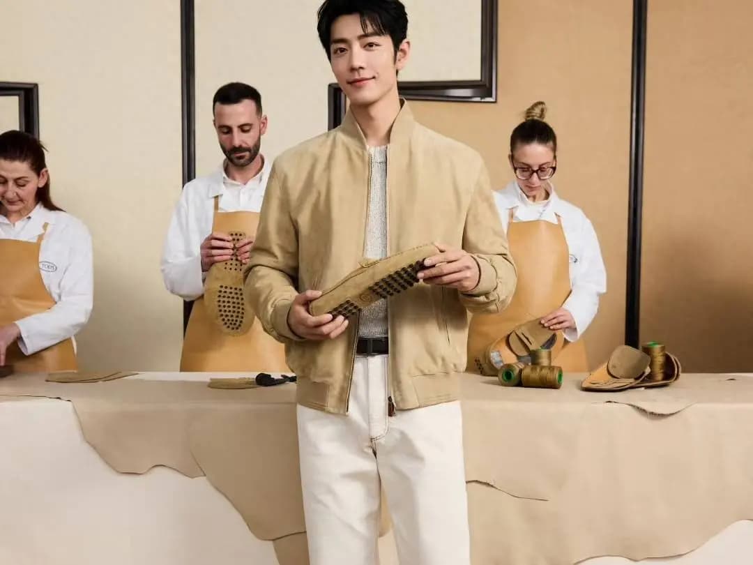 肖战作为实力派演员在片场敬业工作的侧影