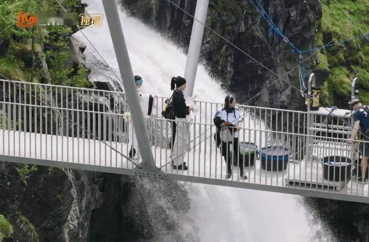 花少团成员在夕阳下漫步,画面唯美