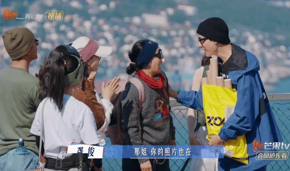 龚俊展示收到的画像礼物,笑容灿烂