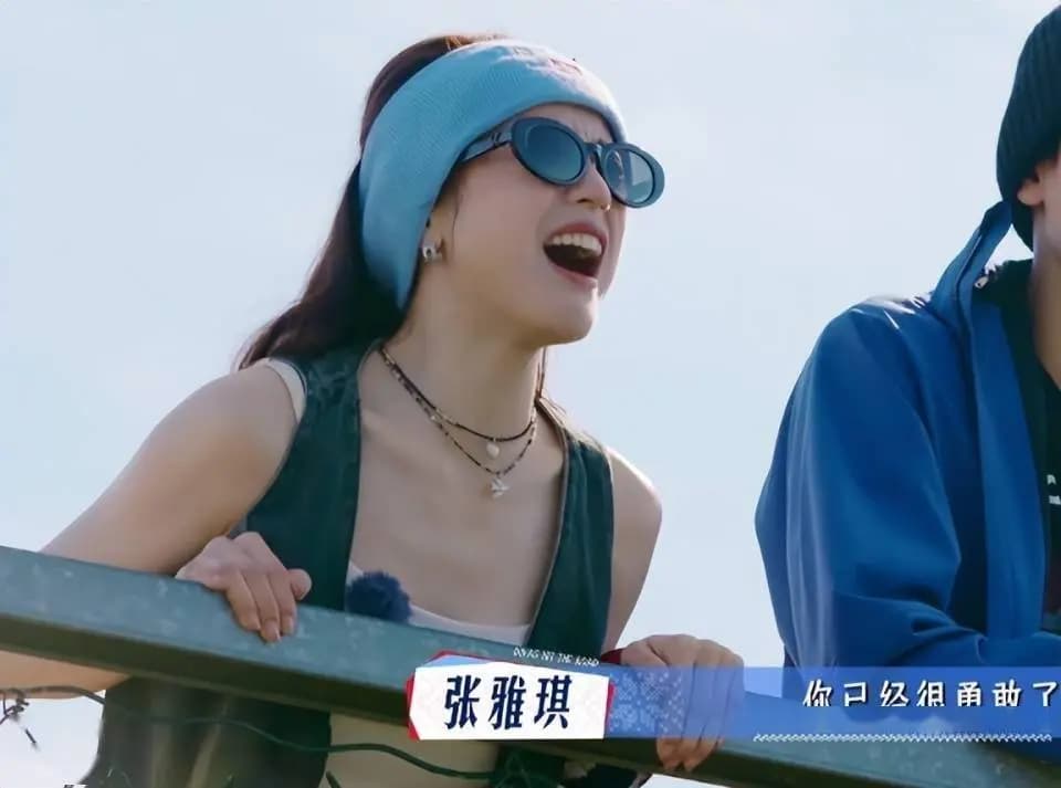 李沁与龚俊配合默契,共同完成导游任务