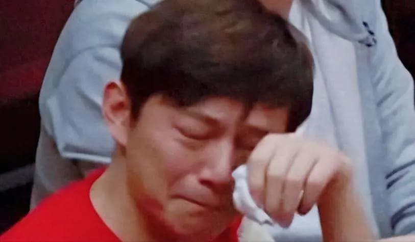 何炅含泪坦言“眼睛老了”!50岁真实状态曝光刺痛众人