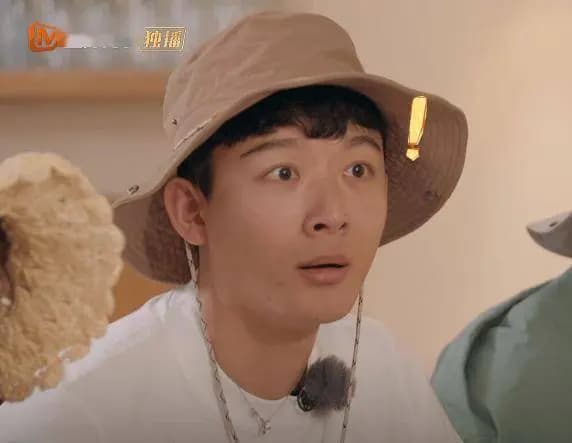 张晚意与成员们开心互动,毫无偶像包袱