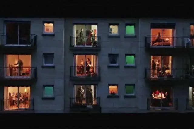 电影《登堂入室》中主角通过窗户窥探他人生活的视角