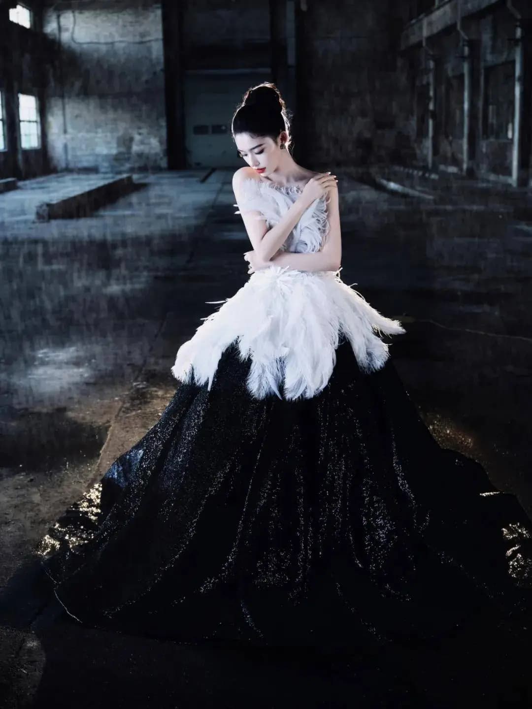 毛晓彤白色暗纹拖地礼服温婉气质