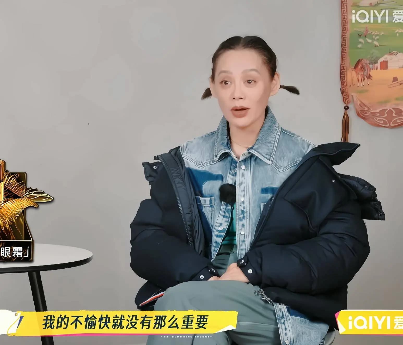 宁静身着时尚休闲装参与《一路繁花2》节目录制,笑容满面,状态极佳。