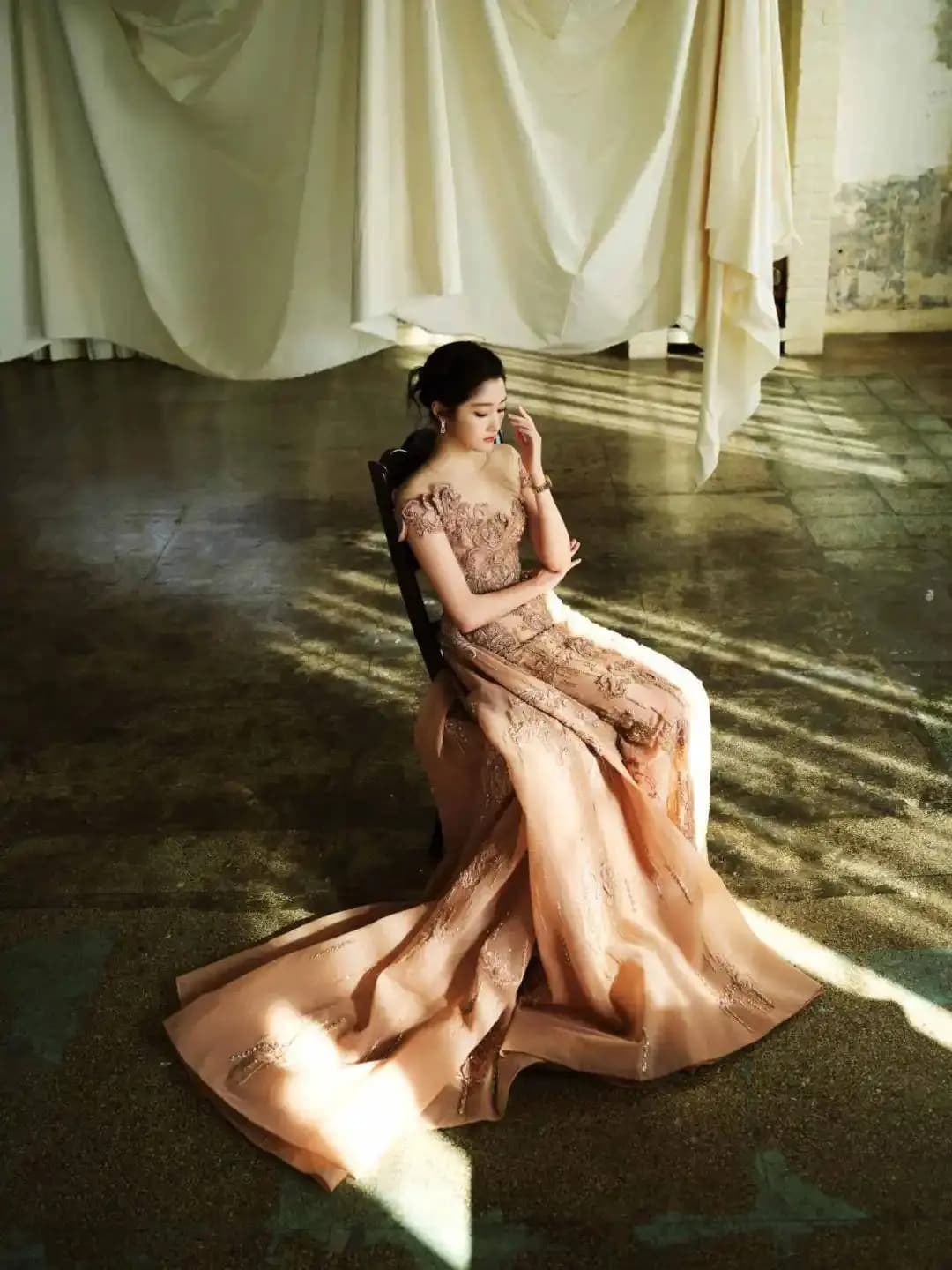 关晓彤佩戴FRED珠宝华丽亮相