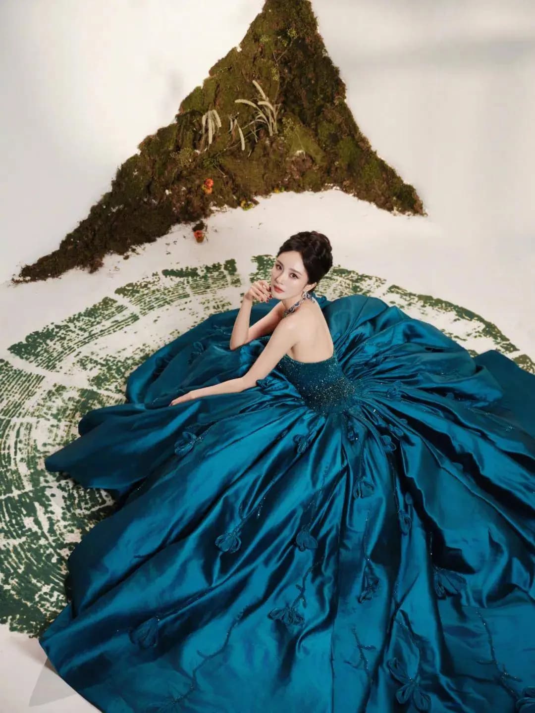 秦海璐黑色掐腰修身长裙造型