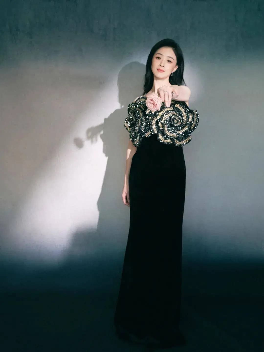 关晓彤金色刺绣拖尾礼服造型