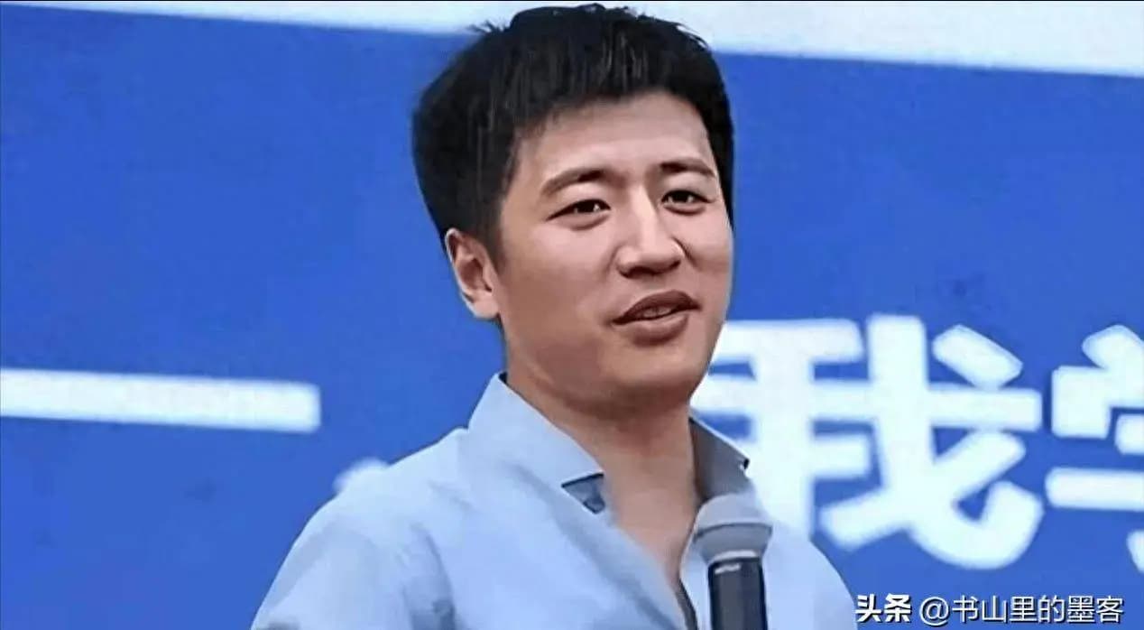 原创
张雪峰和妻子首次公开同框,看似甜蜜恩爱,实则“自曝家丑”!