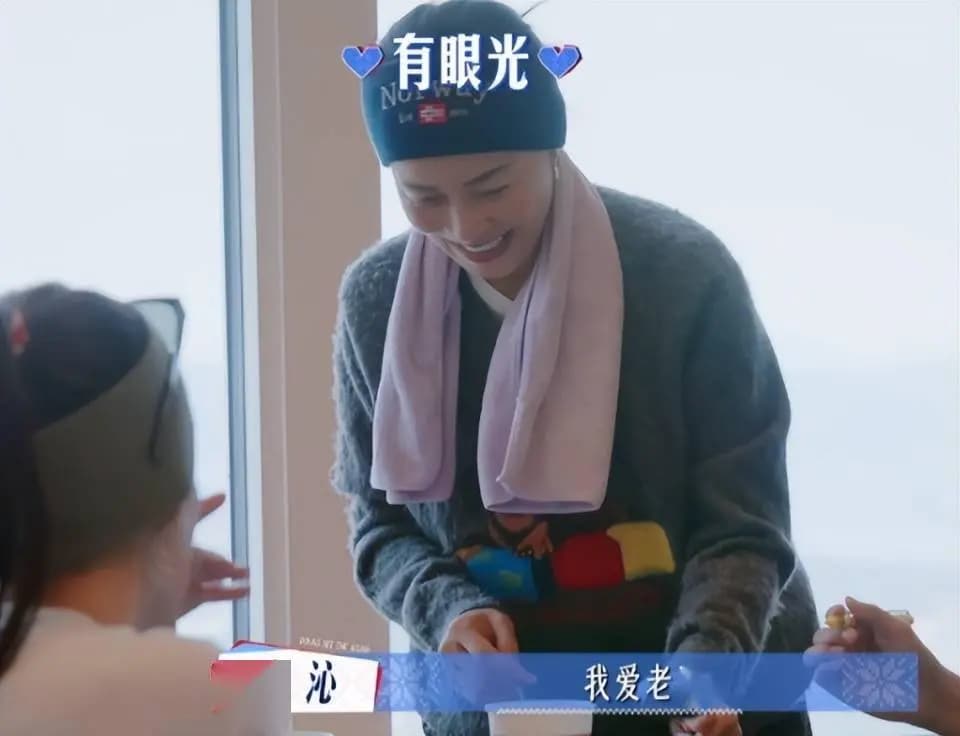 那英在厨房尝试做饭,毫无架子