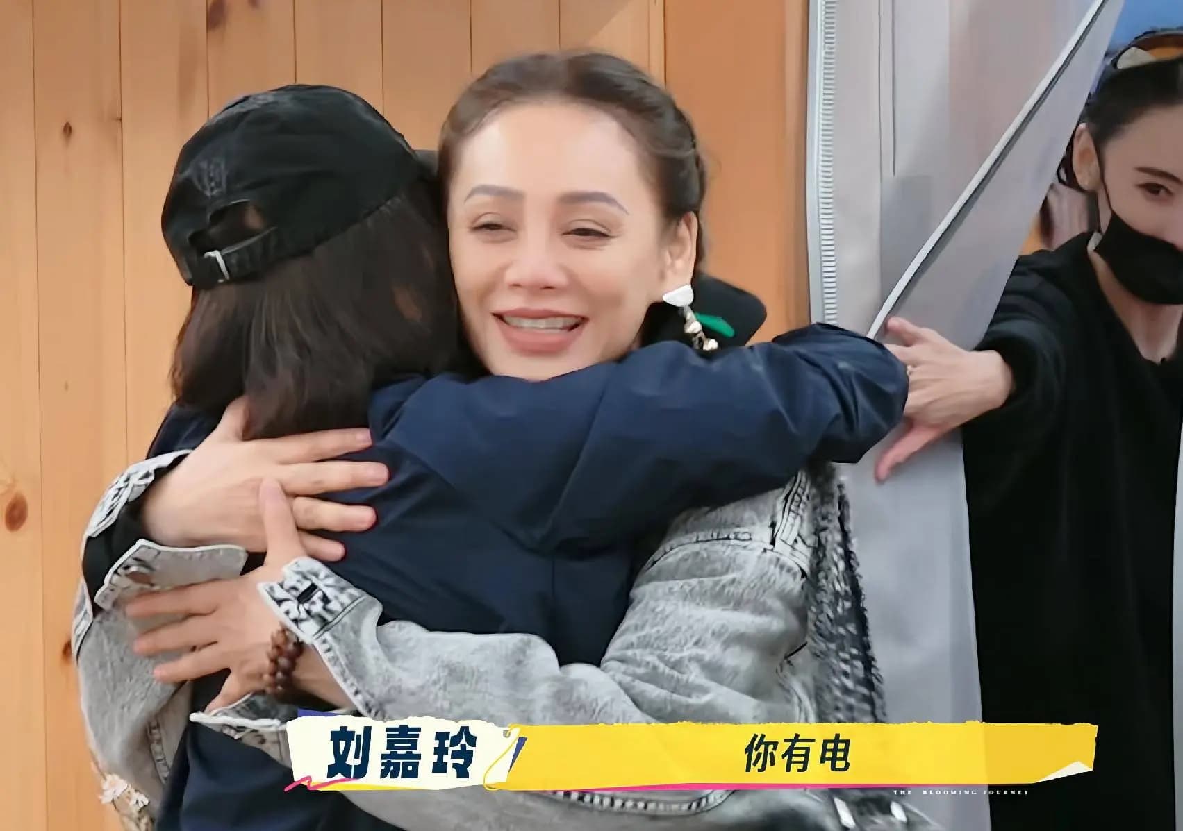 宁静与何赛飞等嘉宾坐在一起交流,正在传授真人秀的生存经验和心态调整。