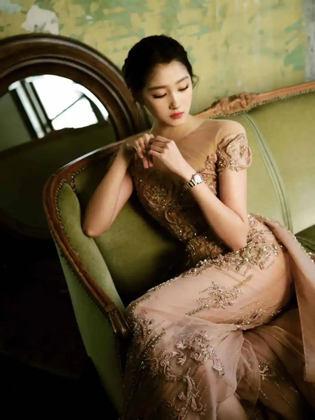 童瑶身穿立体玫瑰花亮片礼服