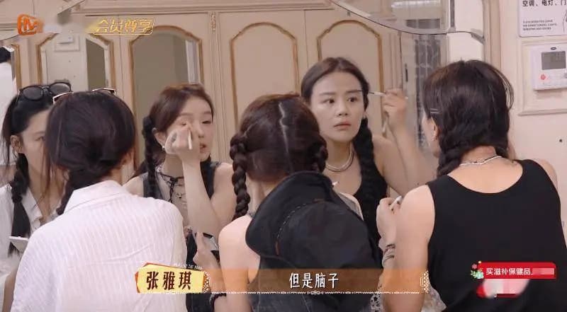 张雅琪勇敢尝试蹦极,展现无畏精神