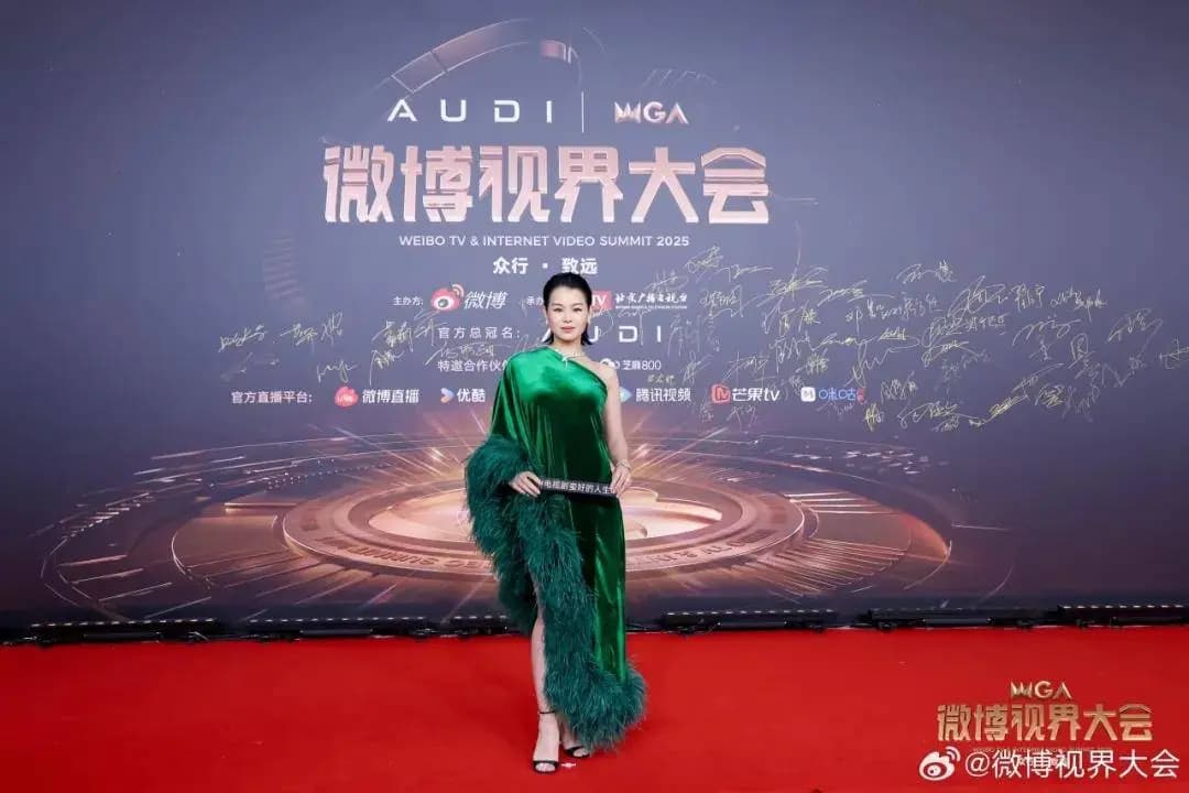 马思纯印花长裙展现松弛感