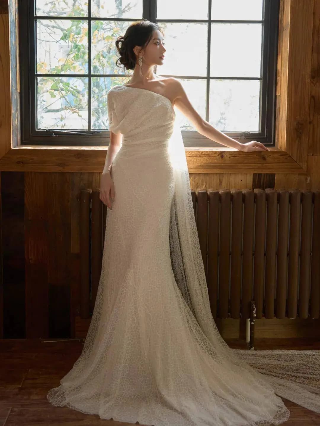 胡杏儿墨绿色羽毛不对称裙装