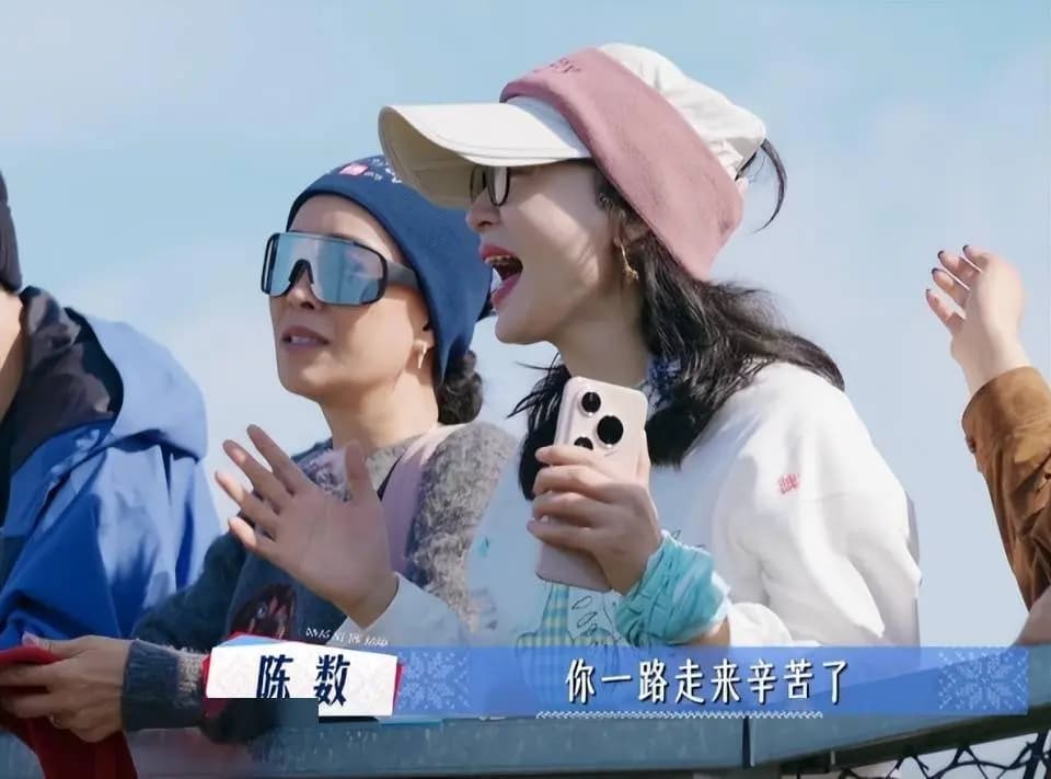 花少团成员在夜晚聚会聊天