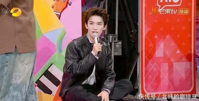 王星越在抖动仪上唱歌发出颤音逗笑全场