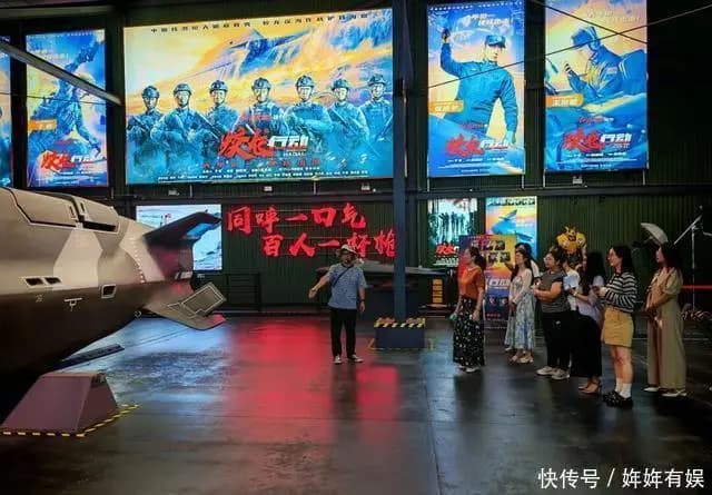 沉浸式体验基地内的电影置景与互动道具