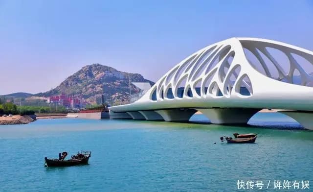 从珊瑚贝桥上眺望海天一色与东方影都大剧院