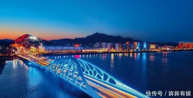 珊瑚贝桥白色的流线型建筑设计特写