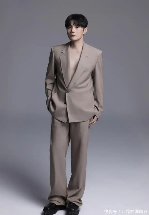 全能唱作人李荣浩吉他弹唱舞台风采