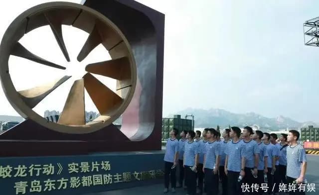 蛟龙行动国防研学基地内的潜艇与军事展示区