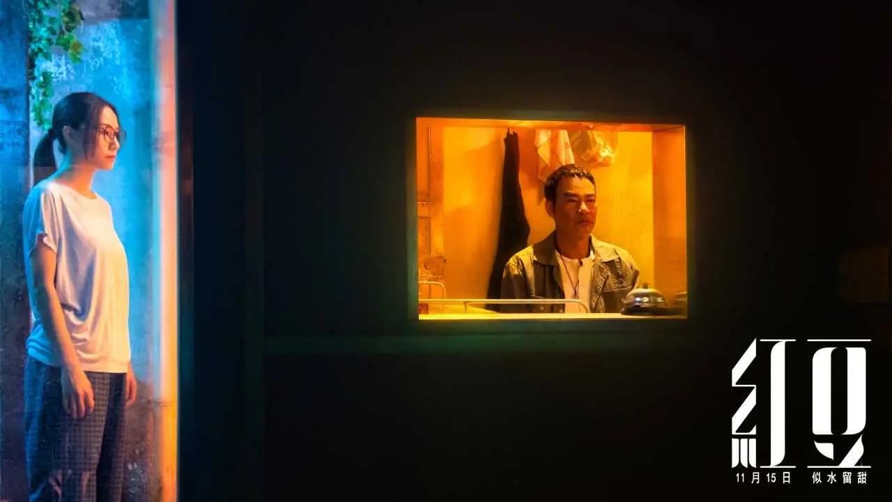 父女二人在后厨忙碌的场景,展现传统手艺传承