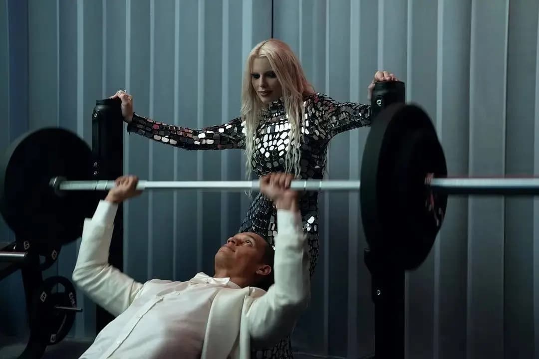 恐怖电影他对峙画面,年轻球员与传奇四分卫的黑暗特训