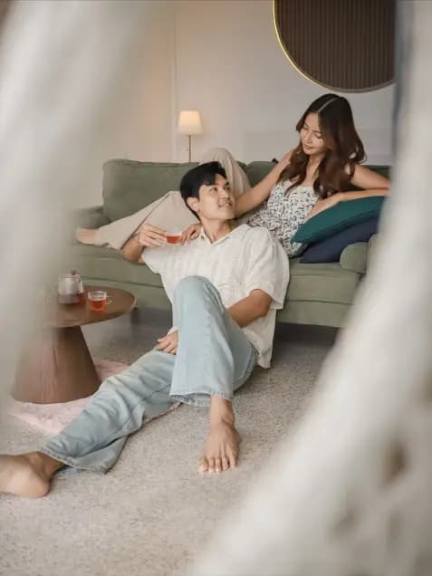 诺恩·查侬与未婚妻深情对视