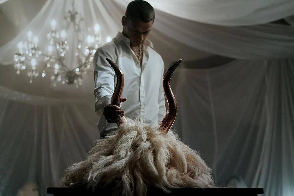 恐怖片他Him剧照,橄榄球运动员接受诡异特训