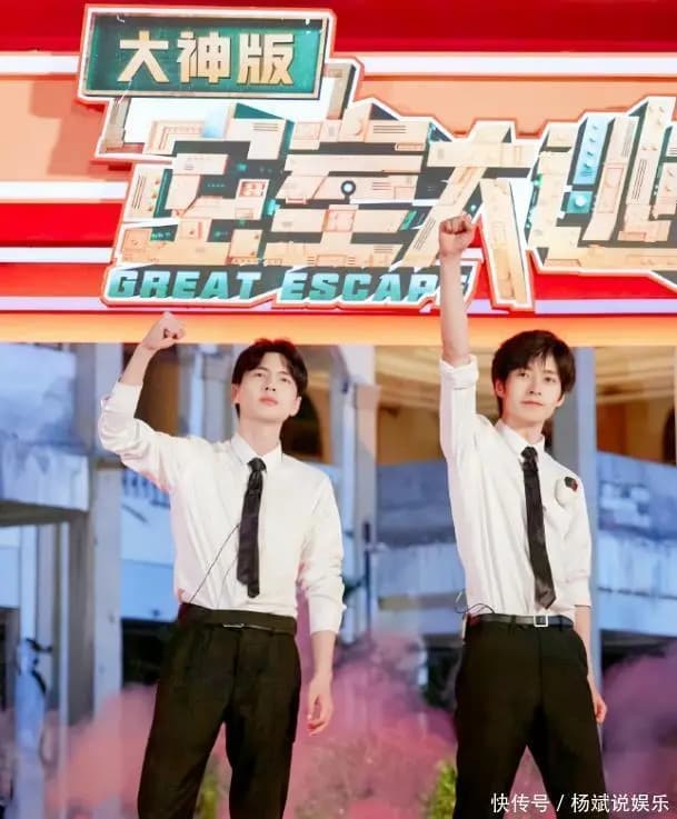 现代观众在虚拟CP中寻找情感共鸣的示意图,展示平凡生活中的浪漫出口