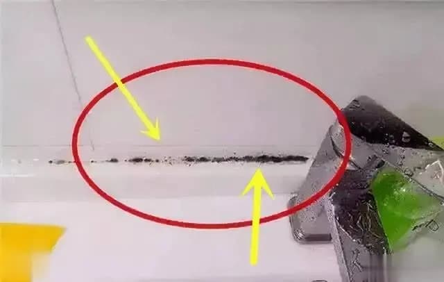 使用一段时间后的瓷砖缝隙变黑发黄的细节图,展示白水泥不耐脏的问题