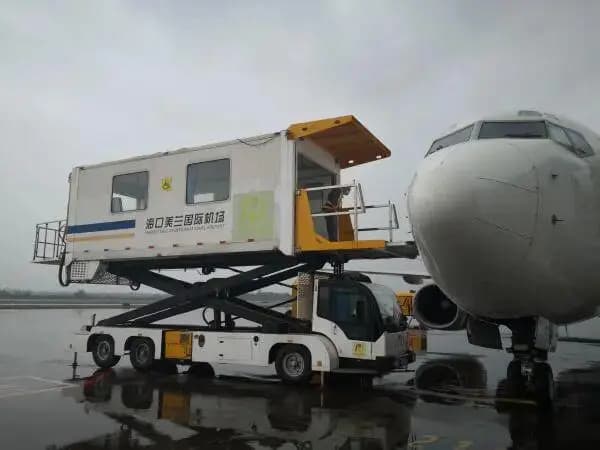 机场工作人员协助郑智化登机