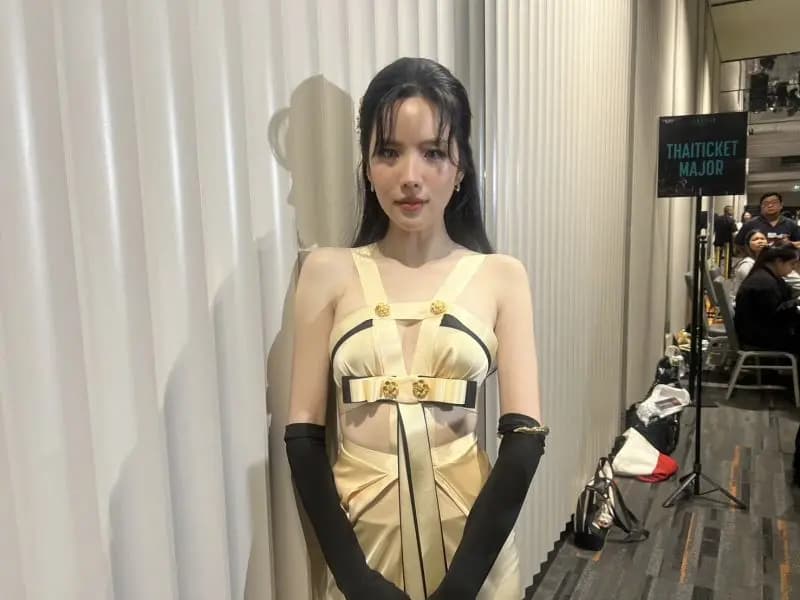 杰妮丝自信微笑展示真实自我